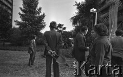 25.06.1981, Radom, Polska.
Obchody rocznicy Czerwca' 76 - poświęcenie przez biskupa Edwarda Materskiego kamienia węgielnego pod Pomnik Ludzi Skrzywdzonych w związku z robotniczym protestem. Na pierwszym planie - odwrócony tyłem mężczyzna trzymający podręczną taczkę, w tle widoczna jest metalowa konstrukcja ołtarza (po prawej stronie). 
Fot. NN, zbiory Ośrodka KARTA/Independent Polish Agency (IPA).