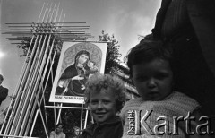 25.06.1981, Radom, Polska.
Obchody rocznicy Czerwca' 76 - poświęcenie przez biskupa Edwarda Materskiego kamienia węgielnego pod Pomnik Ludzi Skrzywdzonych w związku z robotniczym protestem. Dwoje dzieci na tle okolicznościowego ołtarza. Widoczny jest również obraz 