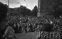 25.06.1981, Radom, Polska.
Obchody rocznicy Czerwca' 76 - poświęcenie przez biskupa Edwarda Materskiego kamienia węgielnego pod Pomnik Ludzi Skrzywdzonych w związku z robotniczym protestem. Zgromadzeni przed ołtarzem uczestnicy uroczystości. Na drugim planie widoczny jest fragment budynku ZEOW - siedziby Zjednoczenia Energetycznego Okręgu Wschodniego.  
Fot. NN, zbiory Ośrodka KARTA/Independent Polish Agency (IPA).