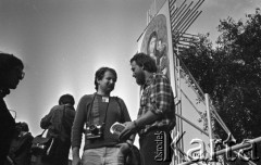 25.06.1981, Radom, Polska.
Obchody rocznicy Czerwca' 76 - poświęcenie przez biskupa Edwarda Materskiego kamienia węgielnego pod Pomnik Ludzi Skrzywdzonych w związku z robotniczym protestem. 
Na pierwszym planie widoczni są: Mirosław Chojecki (w koszuli w kratę) i Jerzy Kozak (z aparatem). W tle - metalowa konstrukcja ołtarza i obraz 