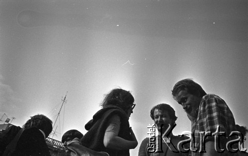 25.06.1981, Radom, Polska.
Obchody rocznicy Czerwca' 76 - poświęcenie przez biskupa Edwarda Materskiego kamienia węgielnego pod Pomnik Ludzi Skrzywdzonych w związku z robotniczym protestem. 
Od prawej strony stoją Mirosław Chojecki i Jerzy Kozak.
Fot. NN, zbiory Ośrodka KARTA/Independent Polish Agency (IPA).
