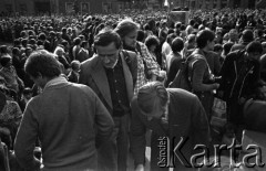 25.06.1981, Radom, Polska.
Obchody rocznicy Czerwca' 76 - poświęcenie przez biskupa Edwarda Materskiego kamienia węgielnego pod Pomnik Ludzi Skrzywdzonych w związku z robotniczym protestem. 
Na pierwszym planie - Zbigniew Romaszewski, za nim widoczni są uczestnicy uroczystości. 
Fot. NN, zbiory Ośrodka KARTA/Independent Polish Agency (IPA).