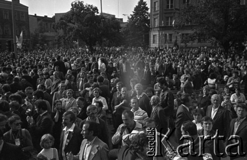 25.06.1981, Radom, Polska.
Obchody rocznicy Czerwca' 76 - poświęcenie przez biskupa Edwarda Materskiego kamienia węgielnego pod Pomnik Ludzi Skrzywdzonych w związku z robotniczym protestem. Uczestnicy uroczystości zgromadzeni na skrzyżowaniu ulic Stefana Żeromskiego i 1 Maja. Po prawej stronie widoczny jest budynek ZEOW - siedziby Zjednoczenia Energetycznego Okręgu Wschodniego.
Fot. NN, zbiory Ośrodka KARTA/Independent Polish Agency (IPA).
