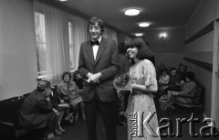 25.06.1981, Radom, Polska.
Młoda para biorąca ślub cywilny w Urzędzie Stanu Cywilnego. Na drugim planie - siedzący w fotelach goście z bukietami kwiatów.
Fot. NN, zbiory Ośrodka KARTA/Independent Polish Agency (IPA).