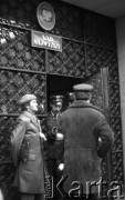10.02.1981 r., Warszawa, Polska.
Demonstracja rolników w związku z rozpartywaniem przez Sąd Najwyższy wniosku o  rejestrację „Solidarności Wiejskiej”. Sąd zakwestionował prawo rolników do zakładania związków zawodowych, uzasadniając odmowę brakiem należytej regulacji prawnej. Ulicami Warszawy przeszło 20 tysięcy demonstrantów. Na zdjęciu manifestanci rozmawiają ze strażnikiem sądowym. Nad ich głowami tabliczka z napisem: 