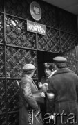 10.02.1981 r., Warszawa, Polska.
Demonstracja rolników w związku z rozpartywaniem przez Sąd Najwyższy wniosku o  rejestrację „Solidarności Wiejskiej”. Sąd zakwestionował prawo rolników do zakładania związków zawodowych, uzasadniając odmowę brakiem należytej regulacji prawnej. Ulicami Warszawy przeszło 20 tysięcy demonstrantów. Na zdjęciu Manifestanci rozmawiają ze strażnikiem sądowym. Nad ich głowami tabliczka z napisem: 