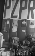 6.01.1981, Ustrzyki Dolne, Polska.
Strajk okupacyjny w Urzędzie Miasta i Gminy. Jarosław i Grażyna Karubin z Czarnej leżą pod kocem. Nad ich głowami napis 