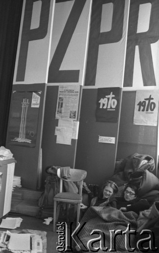 6.01.1981, Ustrzyki Dolne, Polska.
Strajk okupacyjny w Urzędzie Miasta i Gminy. Jarosław i Grażyna Karubin z Czarnej leżą pod kocem. Nad ich głowami napis 
