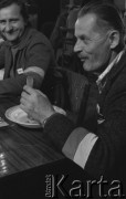 początek stycznia 1981, Ustrzyki Dolne, Polska.
Strajk okupacyjny w Urzędzie Miasta i Gminy. Na zdjęciu Emil Faran z Polany i Mieczysław Ryba z Równi przy obiedzie.
Fot. Ścibor Rylski Independent Polish Agency (IPA) , przekazał Józef Lebenbaum