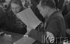 Początek stycznia 1981, Ustrzyki Dolne, Polska.
Strajk okupacyjny rolników. Od lewej Wieńczysław Nowacki i Henryk Bąk (czyta gazetę).
Fot. Ścibor Rylski Independent Polish Agency (IPA) , przekazał Józef Lebenbaum