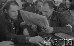 Początek stycznia 1981, Ustrzyki Dolne, Polska.
Strajk okupacyjny rolników. Od lewej Wieńczysław Nowacki i Henryk Bąk (czyta gazetę).
Fot. Ścibor Rylski Independent Polish Agency (IPA) , przekazał Józef Lebenbaum
