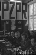 6.01.1981, Ustrzyki Dolne, Polska.
Rozmowy komisji rządowej ze strajkującymi rolnikami. W tle napis 