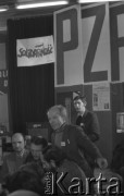 6.01.1981, Ustrzyki Dolne, Polska.
Rozmowy komisji rządowej ze strajkującymi rolnikami. Na zdjęciu Janusz Rożek, wiceprzewodniczący komitetu założycielskiego NSZZR. Pierwszy z lewej Zdzisław Ostatek, obok Wieńczysław Nowacki i Jan Groth.
Fot. Ścibor Rylski Independent Polish Agency (IPA) , przekazał Józef Lebenbaum