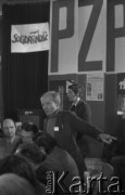 6.01.1981, Ustrzyki Dolne, Polska.
Rozmowy komisji rządowej ze strajkującymi rolnikami. Na zdjęciu Janusz Rożek, wiceprzewodniczący komitetu założycielskiego NSZZR. Pierwszy z lewej Zdzisław Ostatek, obok Wieńczysław Nowacki i Jan Groth.
Fot. Ścibor Rylski Independent Polish Agency (IPA) , przekazał Józef Lebenbaum
