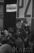 6.01.1981, Ustrzyki Dolne, Polska.
Rozmowy komisji rządowej ze strajkującymi rolnikami. Na zdjęciu Janusz Rożek, wiceprzewodniczący komitetu założycielskiego NSZZR. Pierwszy z lewej Zdzisław Ostatek, obok Wieńczysław Nowacki.
Fot. Ścibor Rylski Independent Polish Agency (IPA) , przekazał Józef Lebenbaum