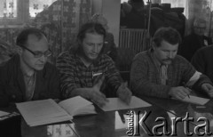 6.01.1981, Ustrzyki Dolne, Polska.
Rozmowy komisji rządowej ze strajkującymi rolnikami. Na zdjęciu (od lewej) Henryk Bąk, Wieńczysław Nowacki, Antoni Wojnarowicz.
Fot. Ścibor Rylski, zbiory Ośrodka KARTA/Independent Polish Agency (IPA) , przekazał Józef Lebenbaum