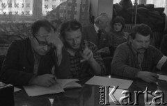 6.01.1981, Ustrzyki Dolne, Polska.
Rozmowy komisji rządowej ze strajkującymi rolnikami. Na zdjęciu (od lewej) Henryk Bąk, Wieńczysław Nowacki, Antoni Wojnarowicz. W głębi Tadeusz Kobuz rozmawiający z dziennikarką. 
Fot. Ścibor Rylski Independent Polish Agency (IPA) , przekazał Józef Lebenbaum