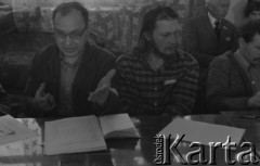 6.01.1981, Ustrzyki Dolne, Polska.
Rozmowy komisji rządowej ze strajkującymi rolnikami. Na zdjęciu od lewej Henryk Bąk, Wieńczysław Nowacki, w głębi Tadeusz Kobuz.
Fot. Ścibor Rylski Independent Polish Agency (IPA) , przekazał Józef Lebenbaum