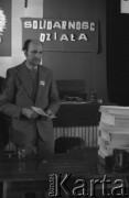 6.01.1981, Ustrzyki Dolne, Polska.
Rozmowy komisji rządowej ze strajkującymi rolnikami. Na zdjęciu Zdzisław Ostatek. Za nim napis: 