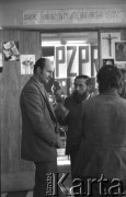 6.01.1981, Ustrzyki Dolne, Polska.
Rozmowy komisji rządowej ze strajkującymi rolnikami. Na zdjęciu (od lewej) Zdzisław Ostatek i Franciszek Łysyganicz. Nad ich głowami napis: 