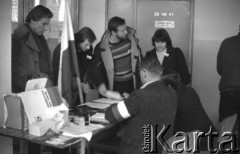 6.01.1981, Ustrzyki Dolne, Polska.
Rozmowy komisji rządowej ze strajkującymi rolnikami. Na zdjęciu w środku Mieczysław Gil (?).
Fot. Ścibor Rylski Independent Polish Agency (IPA) , przekazał Józef Lebenbaum