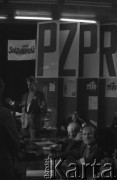 6.01.1981, Ustrzyki Dolne, Polska.
Rozmowy komisji rządowej ze strajkującymi rolnikami. Stoi Jan Beszta-Borowski z Łap, za nim napisy 