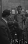 12.01.1981, Ustrzyki Dolne, Polska.
Rozmowy komisji rządowej ze strajkującymi rolnikami. Na zdjęciu prokurator Słabik z Leska rozmawia z Jerzym Rożdżyńskim, z tyłu Jan Beszta-Borowski.
Fot. Ścibor Rylski Independent Polish Agency (IPA) , przekazał Józef Lebenbaum