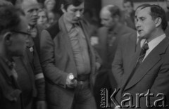 12.01.1981, Ustrzyki Dolne, Polska.
Rozmowy komisji rządowej ze strajkującymi rolnikami. Na zdjęciu Henryk Bąk i Mieczysław Domaradzki podczas rozmowy z prokuratorem Słabikiem.
Fot. Ścibor Rylski Independent Polish Agency (IPA) , przekazał Józef Lebenbaum