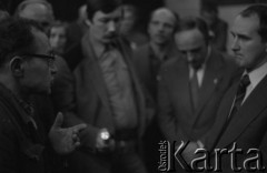 12.01.1981, Ustrzyki Dolne, Polska.
Rozmowy komisji rządowej ze strajkującymi rolnikami. Na zdjęciu Henryk Bąk (po lewej) podczas rozmowy z prokuratorem Słabikiem (po prawej).
Fot. Ścibor Rylski Independent Polish Agency (IPA) , przekazał Józef Lebenbaum