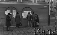 Styczeń 1981, Rzeszów, Polska.
Strajk rolników w siedzibie byłej WRZZ (Wojewódzka Rada Związków Zawodowych) w Rzeszowie. Rolnicy okupowali budynek domagając sie rejestracji NSZZ Solidarność Rolników Indywidualnych oraz sprawiedliwego podziału majątku po WRZZ. Na zdjęciu siedziba WRZZ przy placu Zwycięstwa. Na budynku zawieszono plakaty z napisami: 