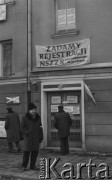 Styczeń 1981, Rzeszów, Polska.
Strajk rolników w siedzibie byłej WRZZ (Wojewódzka Rada Związków Zawodowych) w Rzeszowie. Rolnicy okupowali budynek domagając sie rejestracji NSZZ Solidarność Rolników Indywidualnych oraz sprawiedliwego podziału majątku po WRZZ. Na zdjęciu siedziba WRZZ, na której zawieszono transparent: 