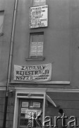 Styczeń 1981, Rzeszów, Polska.
Strajk rolników w siedzibie byłej WRZZ (Wojewódzka Rada Związków Zawodowych) w Rzeszowie. Rolnicy okupowali budynek domagając sie rejestracji NSZZ Solidarność Rolników Indywidualnych oraz sprawiedliwego podziału majątku po WRZZ. Na zdjęciu siedziba WRZZ, na której zawieszono transparent: 