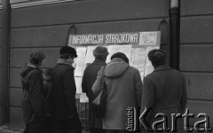 Styczeń 1981, Rzeszów, Polska.
Strajk rolników w siedzibie byłej WRZZ (Wojewódzka Rada Związków Zawodowych) w Rzeszowie. Rolnicy okupowali budynek domagając sie rejestracji NSZZ Solidarność Rolników Indywidualnych oraz sprawiedliwego podziału majątku po WRZZ. Na zdjęciu mężczyźni czytają informacje dot. strajku.
Fot. Lech Ścibor-Rylski, zbiory Ośrodka KARTA/ Independent Polish Agency (IPA) , przekazał Józef Lebenbaum