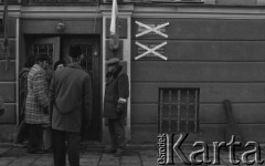 Styczeń 1981, Rzeszów, Polska.
Strajk rolników w siedzibie byłej WRZZ (Wojewódzka Rada Związków Zawodowych) w Rzeszowie. Rolnicy okupowali budynek domagając sie rejestracji NSZZ Solidarność Rolników Indywidualnych oraz sprawiedliwego podziału majątku po WRZZ. Na zdjęciu wejście do siedziby WRZZ, przy którym zaklejono tabliczki informacyjne. Przed drzwiami stoją strajkujący, jeden z nich ma na ramieniu opaskę w barwach narodowych.
Fot. Lech Ścibor-Rylski, zbiory Ośrodka KARTA/ Independent Polish Agency (IPA) , przekazał Józef Lebenbaum