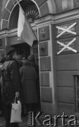 Styczeń 1981, Rzeszów, Polska.
Strajk rolników w siedzibie byłej WRZZ (Wojewódzka Rada Związków Zawodowych) w Rzeszowie. Rolnicy okupowali budynek domagając sie rejestracji NSZZ Solidarność Rolników Indywidualnych oraz sprawiedliwego podziału majątku po WRZZ. Na zdjęciu wejście do siedziby WRZZ, przy którym zaklejono tabliczki informacyjne. 
Fot. Lech Ścibor-Rylski, zbiory Ośrodka KARTA/ Independent Polish Agency (IPA) , przekazał Józef Lebenbaum