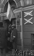 Styczeń 1981, Rzeszów, Polska.
Strajk rolników w siedzibie byłej WRZZ (Wojewódzka Rada Związków Zawodowych) w Rzeszowie. Rolnicy okupowali budynek domagając sie rejestracji NSZZ Solidarność Rolników Indywidualnych oraz sprawiedliwego podziału majątku po WRZZ. Na zdjęciu wejście do siedziby WRZZ, przy którym zaklejono tabliczki informacyjne. 
Fot. Lech Ścibor-Rylski, zbiory Ośrodka KARTA/ Independent Polish Agency (IPA) , przekazał Józef Lebenbaum