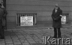Styczeń 1981, Rzeszów, Polska.
Strajk rolników w siedzibie byłej WRZZ (Wojewódzka Rada Związków Zawodowych) w Rzeszowie. Rolnicy okupowali budynek domagając się rejestracji NSZZ Solidarność Rolników Indywidualnych oraz sprawiedliwego podziału majątku po WRZZ. Na zdjęciu strajkujący mężczyzna, w tle transparent: 