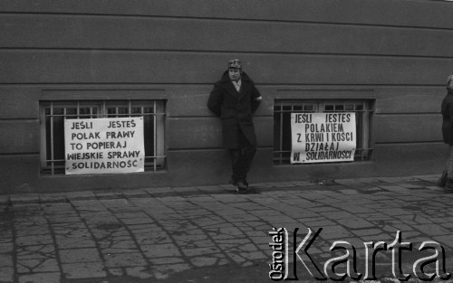 Styczeń 1981, Rzeszów, Polska.
Strajk rolników w siedzibie byłej WRZZ (Wojewódzka Rada Związków Zawodowych) w Rzeszowie. Rolnicy okupowali budynek domagając się rejestracji NSZZ Solidarność Rolników Indywidualnych oraz sprawiedliwego podziału majątku po WRZZ. Na zdjęciu strajkujący mężczyzna, w tle transparenty: 