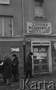 Styczeń 1981, Rzeszów, Polska.
Strajk rolników w siedzibie byłej WRZZ (Wojewódzka Rada Związków Zawodowych) w Rzeszowie. Rolnicy okupowali budynek domagając sie rejestracji NSZZ Solidarność Rolników Indywidualnych oraz sprawiedliwego podziału majątku po WRZZ. Na zdjęciu siedziba WRZZ, na której zaieszono transparent: 