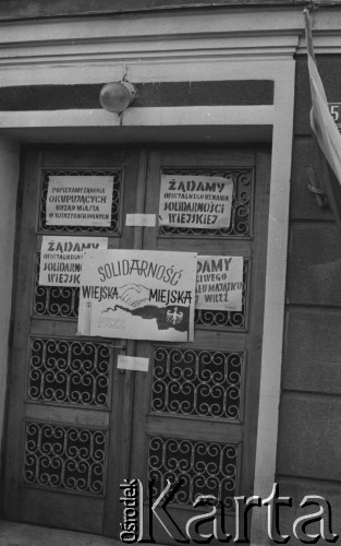 Styczeń 1981, Rzeszów, Polska.
Strajk rolników w siedzibie byłej WRZZ (Wojewódzka Rada Związków Zawodowych) w Rzeszowie. Rolnicy okupowali budynek domagając sie rejestracji NSZZ Solidarność Rolników Indywidualnych oraz sprawiedliwego podziału majątku po WRZZ. Na zdjęciu drzwi do siedziby WRZZ, na którym zawieszono strajkowe afisze: „Popieramy żądania okupujących Urząd Miasta w Ustrzykach Dolnych”, „Żądamy oficjalnego uznania Solidarności Wiejskiej”.
Fot. Lech Ścibor-Rylski, zbiory Ośrodka KARTA/ Independent Polish Agency (IPA) , przekazał Józef Lebenbaum