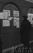 Styczeń 1981, Rzeszów, Polska.
Strajk rolników w siedzibie byłej WRZZ (Wojewódzka Rada Związków Zawodowych) w Rzeszowie. Rolnicy okupowali budynek domagając sie rejestracji NSZZ Solidarność Rolników Indywidualnych oraz sprawiedliwego podziału majątku po WRZZ. Na zdjęciu siedziba WRZZ, na której zawieszono strajkowe afisze. 
Fot. Lech Ścibor-Rylski, zbiory Ośrodka KARTA/ Independent Polish Agency (IPA) , przekazał Józef Lebenbaum