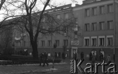 Styczeń 1981, Rzeszów, Polska.
Strajk rolników w siedzibie byłej WRZZ (Wojewódzka Rada Związków Zawodowych) w Rzeszowie. Rolnicy okupowali budynek domagając sie rejestracji NSZZ Solidarność Rolników Indywidualnych oraz sprawiedliwego podziału majątku po WRZZ. Na zdjęciu siedziba WRZZ.
Fot. Lech Ścibor-Rylski, zbiory Ośrodka KARTA/ Independent Polish Agency (IPA) , przekazał Józef Lebenbaum