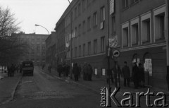 Styczeń 1981, Rzeszów, Polska.
Strajk rolników w siedzibie byłej WRZZ (Wojewódzka Rada Związków Zawodowych) w Rzeszowie. Rolnicy okupowali budynek domagając sie rejestracji NSZZ Solidarność Rolników Indywidualnych oraz sprawiedliwego podziału majątku po WRZZ. Na zdjęciu siedziba WRZZ.
Fot. Lech Ścibor-Rylski, zbiory Ośrodka KARTA/ Independent Polish Agency (IPA) , przekazał Józef Lebenbaum