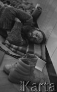 Styczeń 1981, Rzeszów, Polska.
Strajk rolników w siedzibie byłej WRZZ (Wojewódzka Rada Związków Zawodowych) w Rzeszowie. Rolnicy okupowali budynek domagając sie rejestracji NSZZ Solidarność Rolników Indywidualnych oraz sprawiedliwego podziału majątku po WRZZ.  Na zdjęciu śpiący mężczyzna, na pierwszym planie jego buty.
Fot. Lech Ścibor-Rylski, zbiory Ośrodka KARTA/ Independent Polish Agency (IPA) , przekazał Józef Lebenbaum