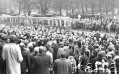 8.03.1981, Poznań, Polska.
Tłum przed kościołem Dominikanów przed rozpoczęciem zjazdu zjednoczeniowego NSZZ RI 