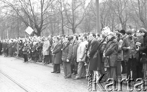 8.03.1981, Poznań, Polska.
Tłum przed wejściem do Opery Poznańskiej, przed rozpoczęciem zjazdu zjednoczeniowego NSZZ RI 