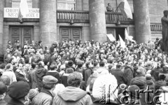 8.03.1981, Poznań, Polska.
Tłum przed wejściem do Opery Poznańskiej, przed rozpoczęciem zjazdu zjednoczeniowego NSZZ RI 