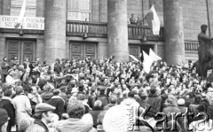 8.03.1981, Poznań, Polska.
Tłum przed wejściem do Opery Poznańskiej, przed rozpoczęciem zjazdu zjednoczeniowego NSZZ RI 