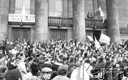 8.03.1981, Poznań, Polska.
Tłum przed wejściem do Opery Poznańskiej, przed rozpoczęciem zjazdu zjednoczeniowego NSZZ RI 