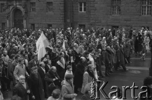 8.03.1981, Poznań, Polska.
Pochód do gmachu Opery Poznańskiej na zjazd zjednoczeniowy NSZZ 